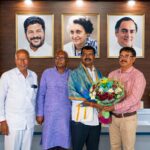 పద్మశాలి కార్పొరేషన్ చైర్మన్‌ శ్రీనివాస్ ను సన్మానించిన ప్రొఫెసర్ పిట్టల